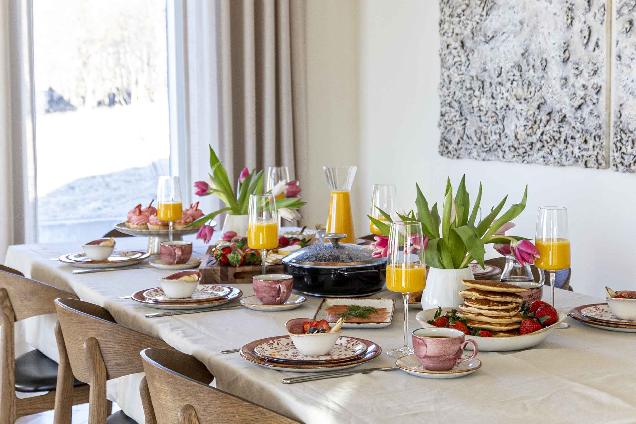 Bleikt Konudagsbrunch - Shakshuka - mimosa - pönnukökur - crossant - bleikar bollakökur 
