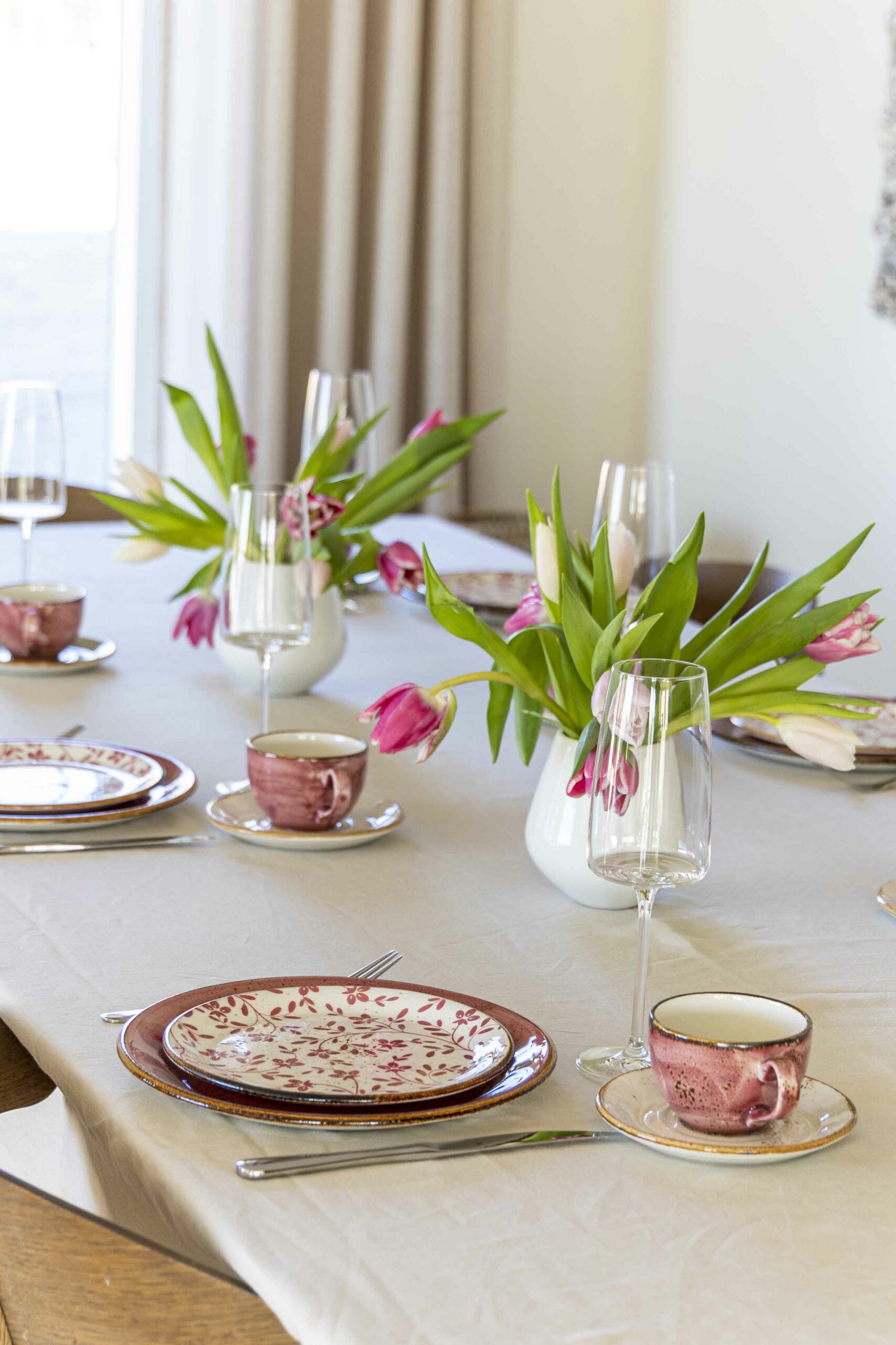 Bleikt Konudagsbrunch - Shakshuka - mimosa - pönnukökur - crossant - bleikar bollakökur 