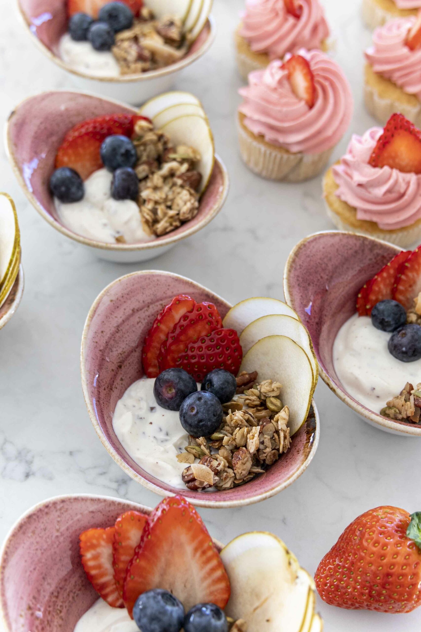 Bleikt Konudagsbrunch - Shakshuka - mimosa - pönnukökur - crossant - bleikar bollakökur