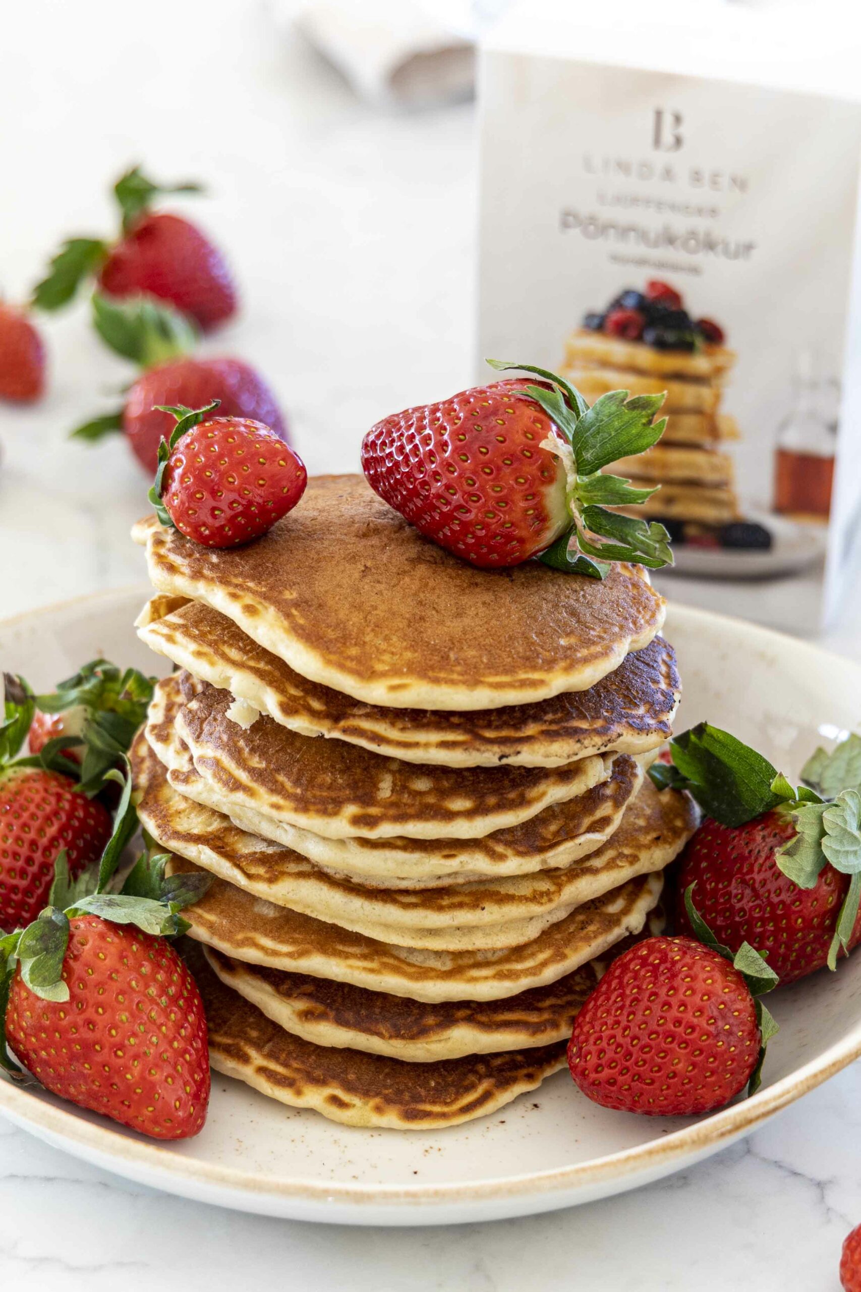 Bleikt Konudagsbrunch - Shakshuka - mimosa - pönnukökur - crossant - bleikar bollakökur 