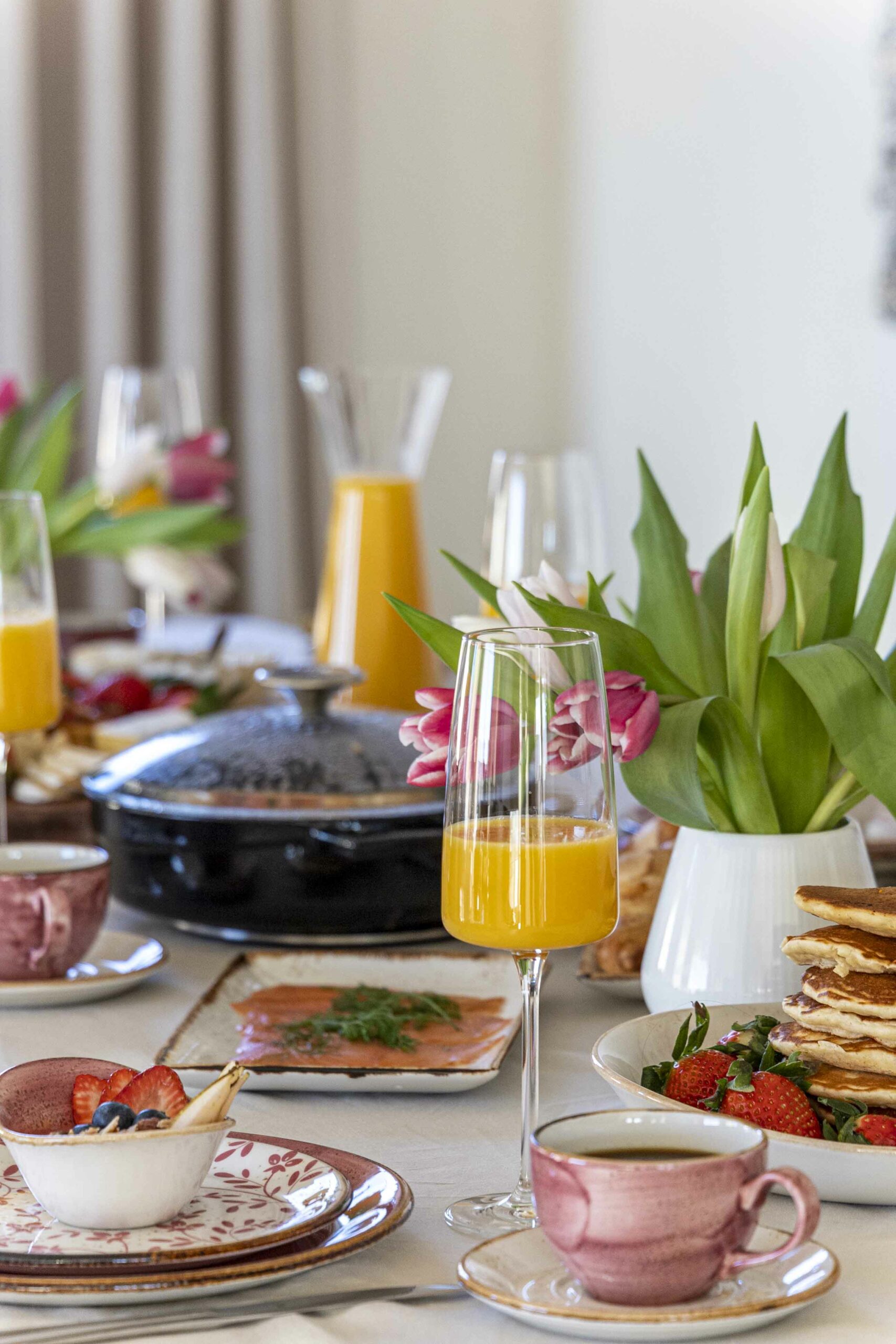 Bleikt Konudagsbrunch - Shakshuka - mimosa - pönnukökur - crossant - bleikar bollakökur 