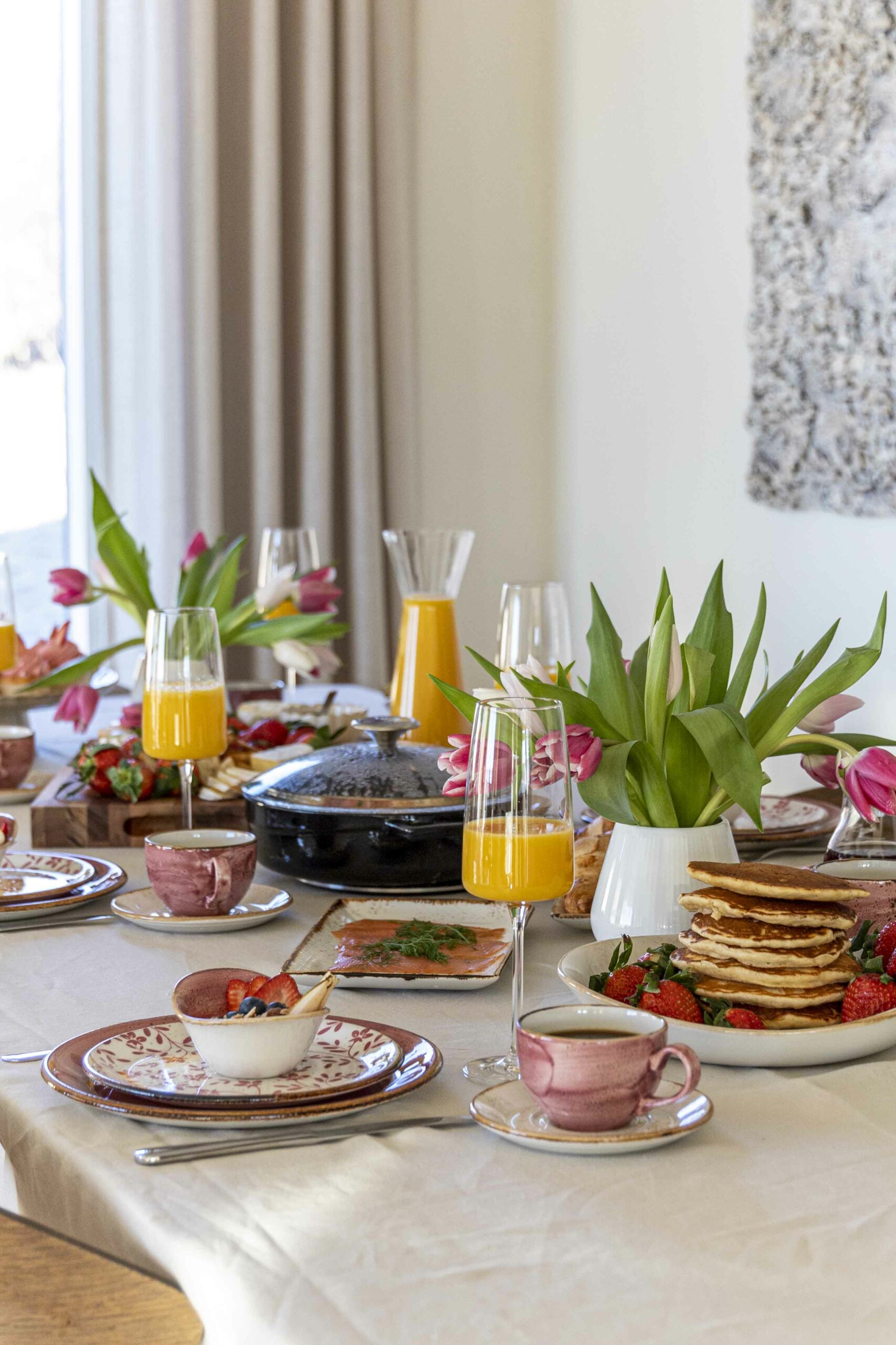 Bleikt Konudagsbrunch - Shakshuka - mimosa - pönnukökur - crossant - bleikar bollakökur 