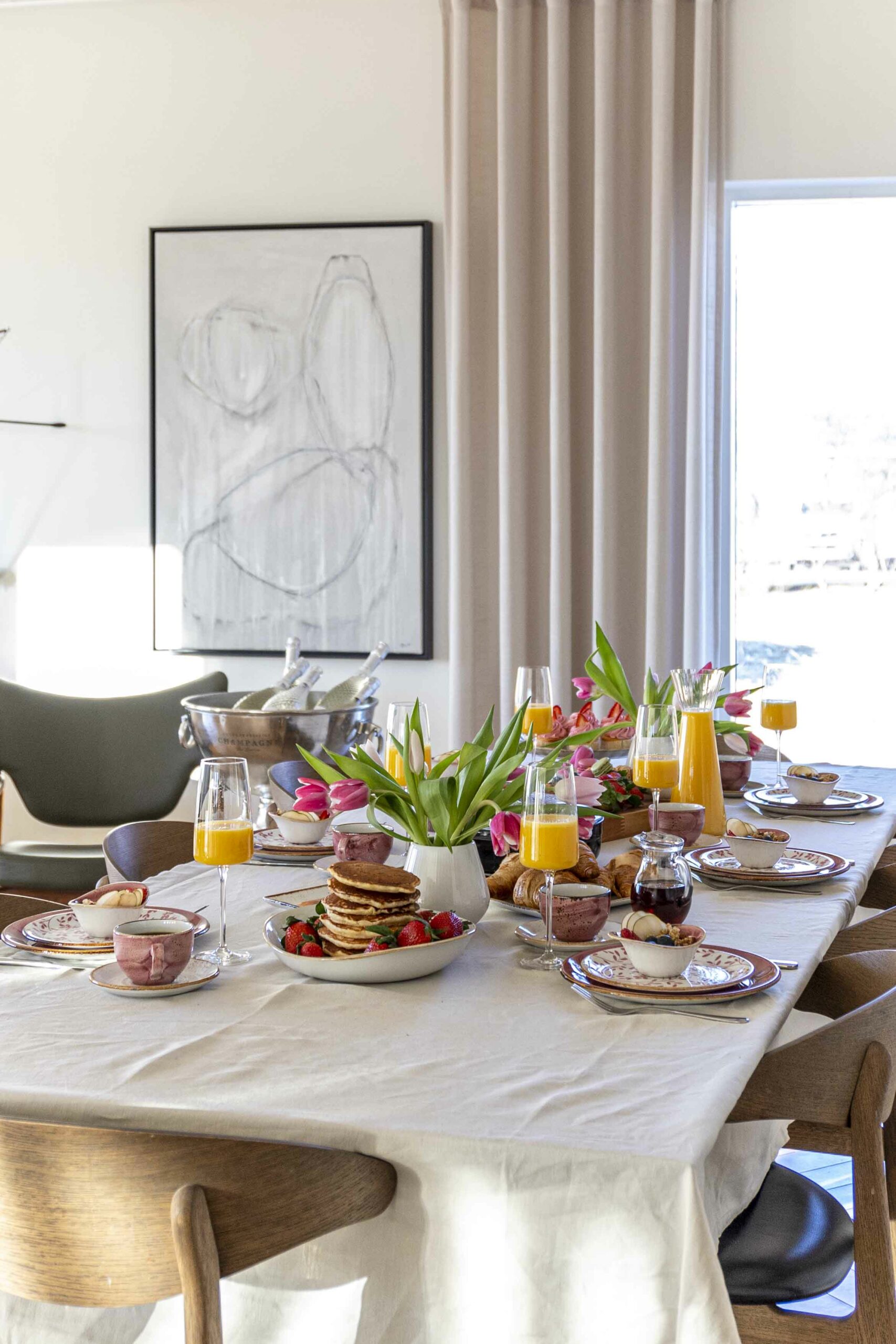 Bleikt Konudagsbrunch - Shakshuka - mimosa - pönnukökur - crossant - bleikar bollakökur 