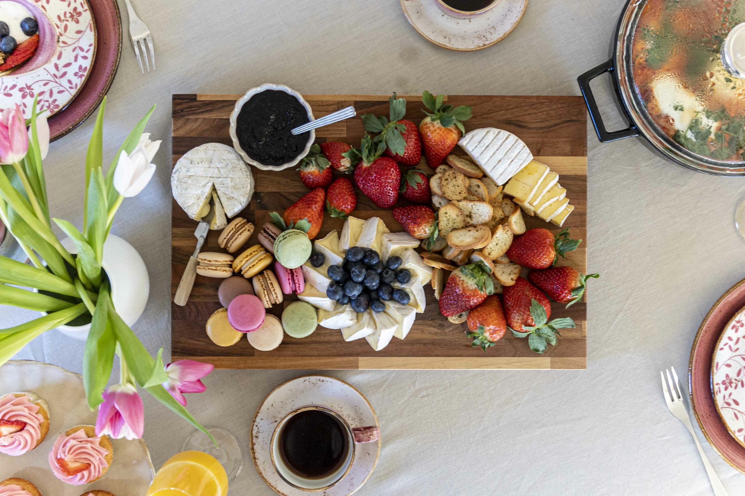 Bleikt Konudagsbrunch - Shakshuka - mimosa - pönnukökur - crossant - bleikar bollakökur 