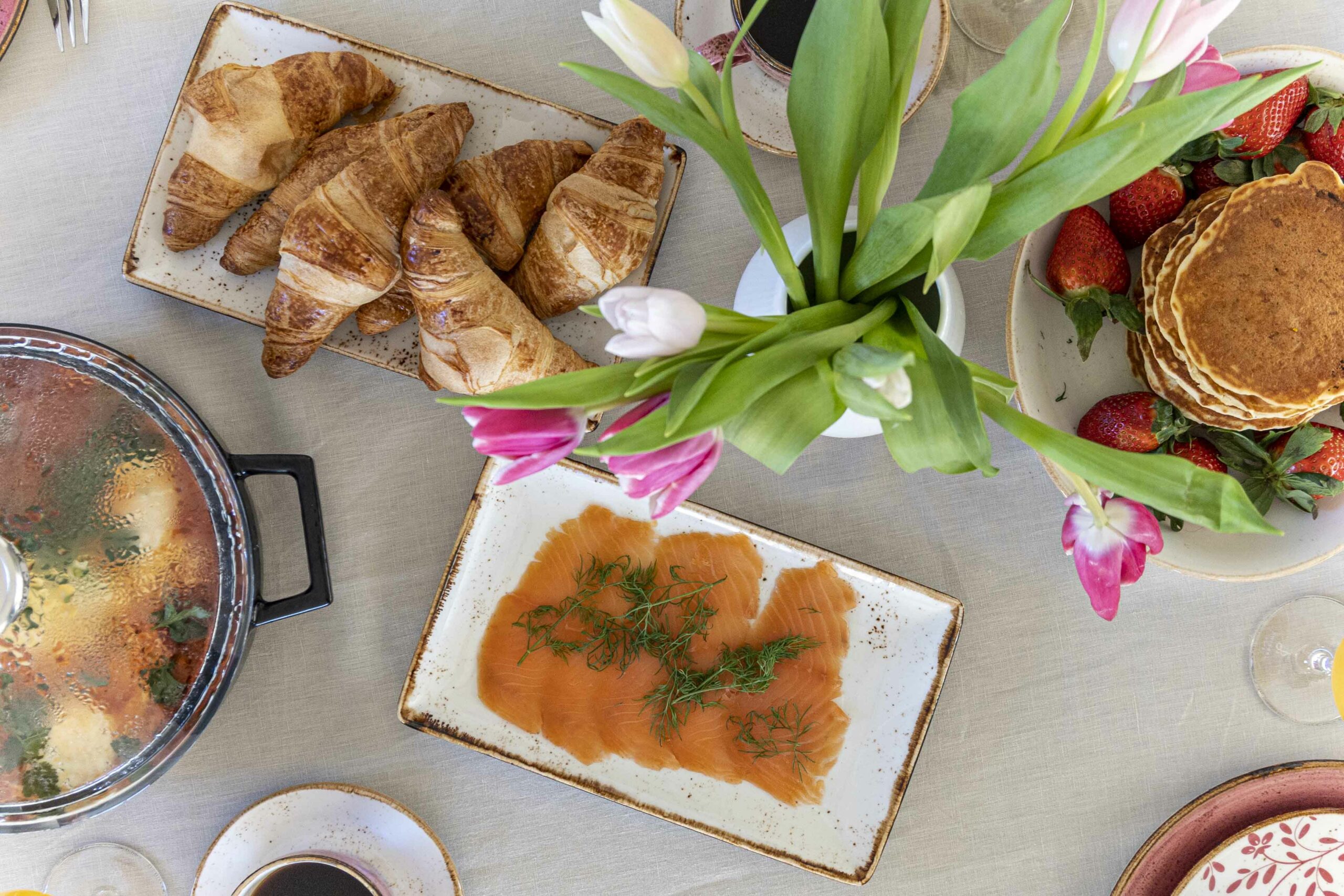 Bleikt Konudagsbrunch - Shakshuka - mimosa - pönnukökur - crossant - bleikar bollakökur 