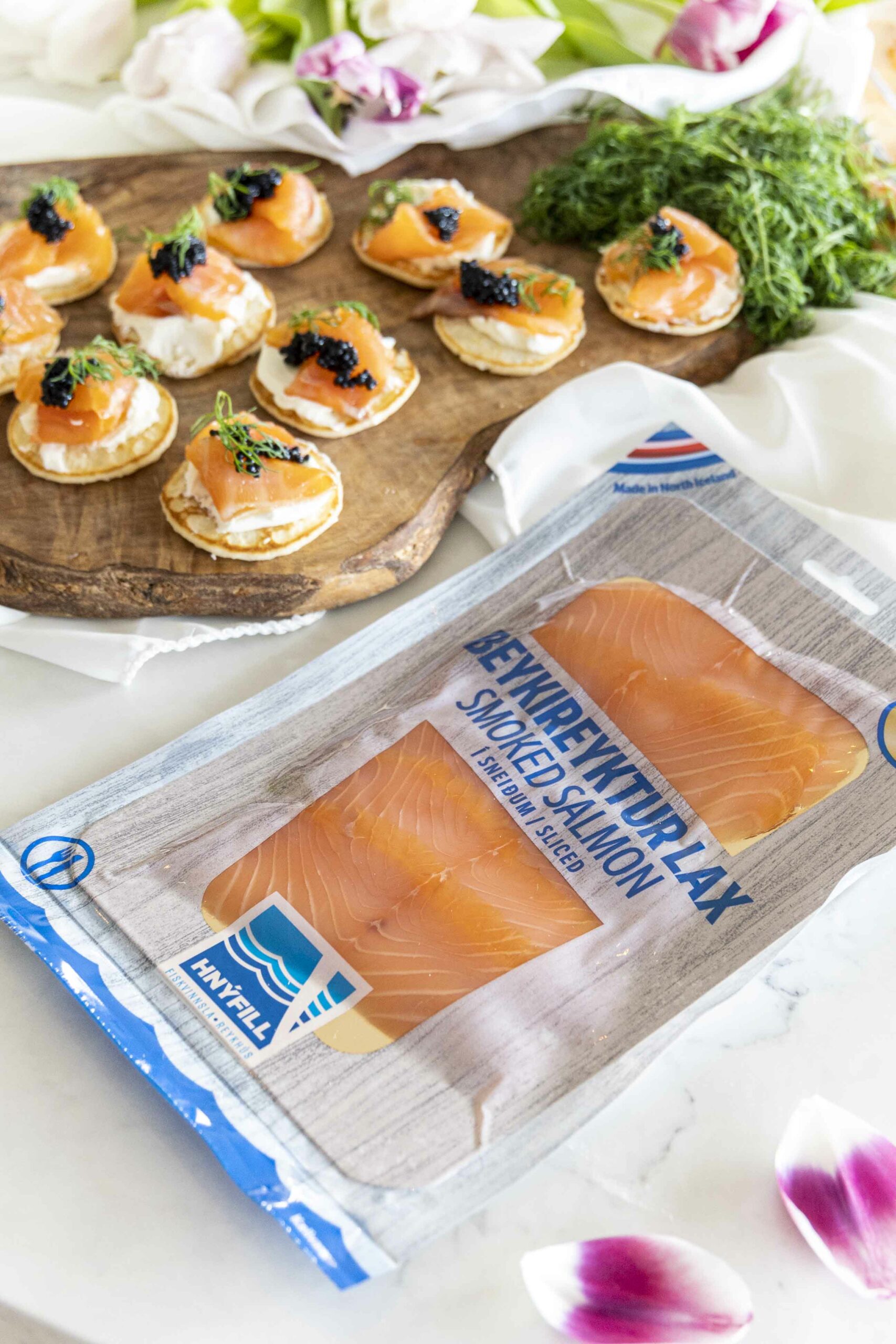 Blinis snittur með reyktum laxi og kavías 