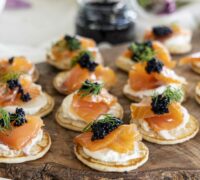 Blinis snittur með reyktum laxi og kavías
