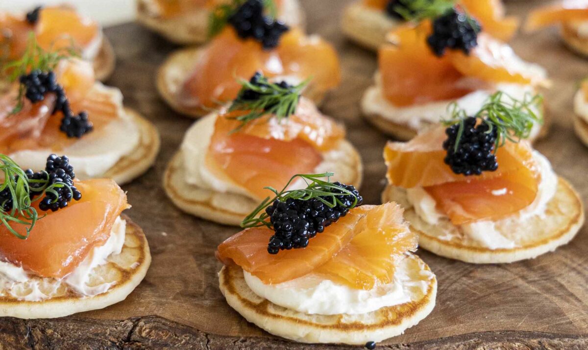 Blinis snittur með reyktum laxi og kavías