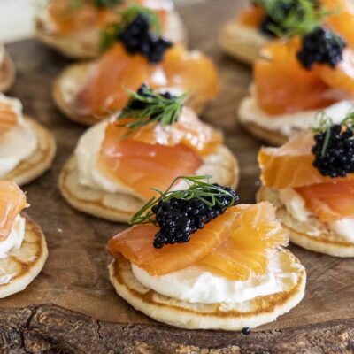 Blinis snittur með reyktum laxi og kavías