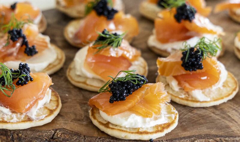 Blinis snittur með reyktum laxi og kavías