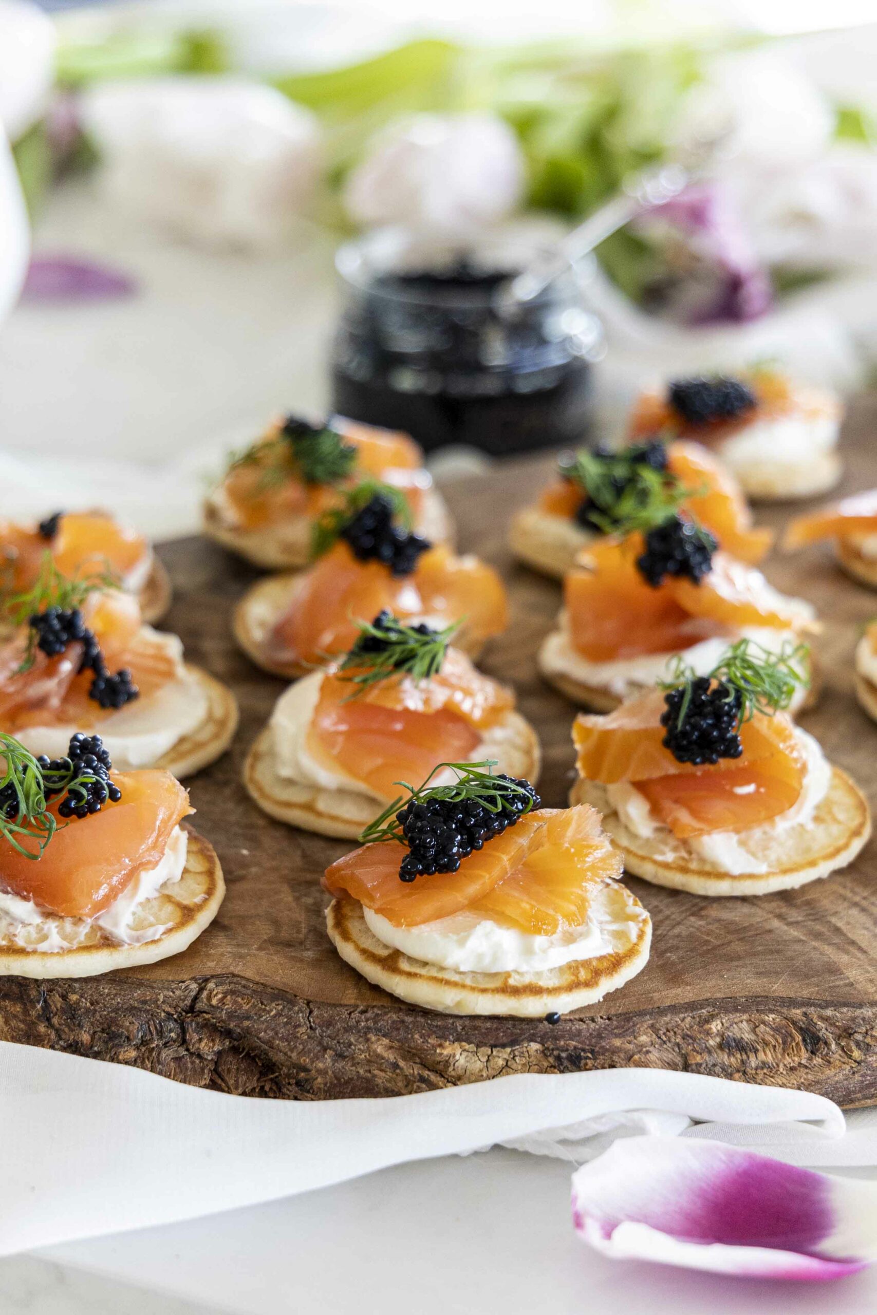 Blinis snittur með reyktum laxi og kavías 