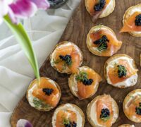 Blinis snittur með reyktum laxi og kavías