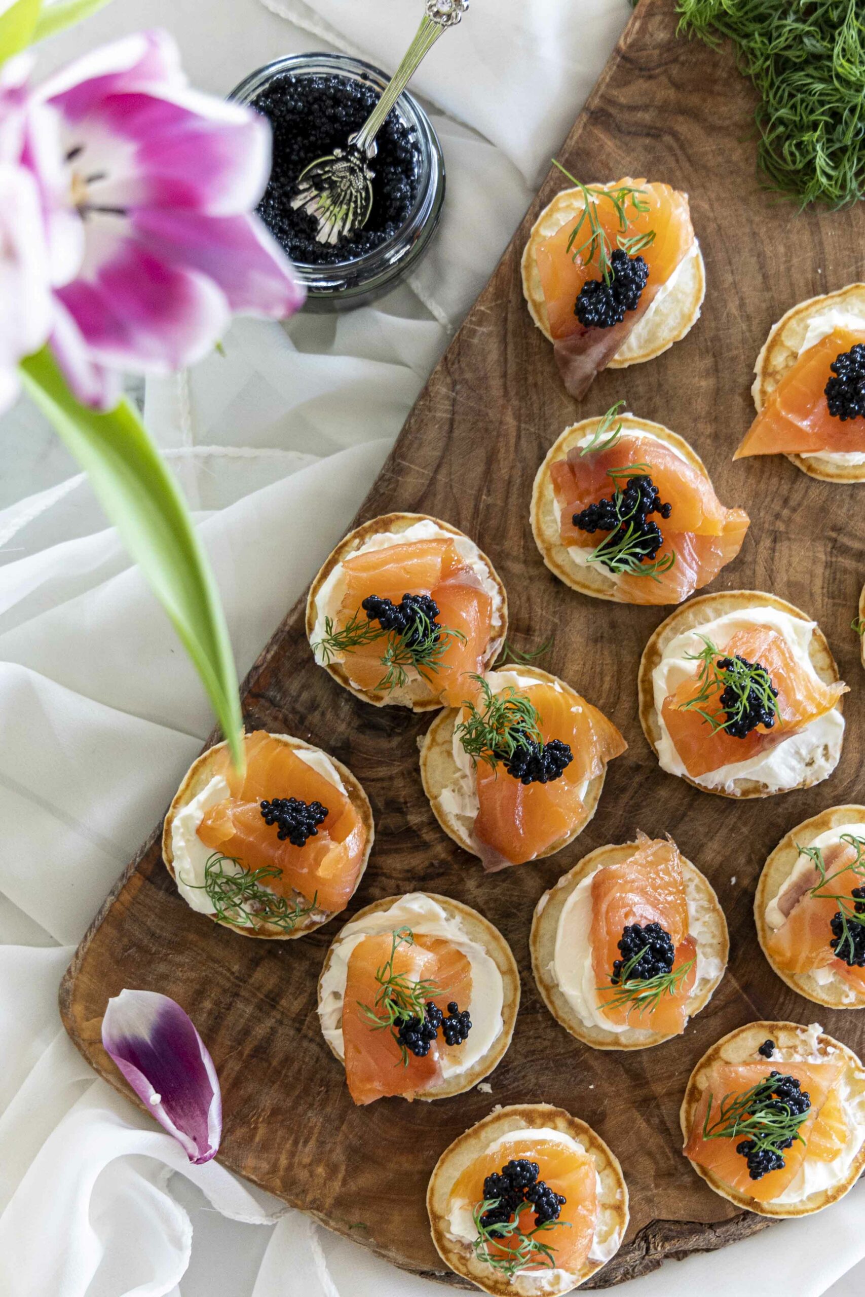 Blinis snittur með reyktum laxi og kavías 