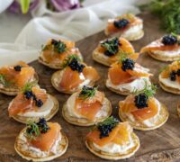 Blinis snittur með reyktum laxi og kavías