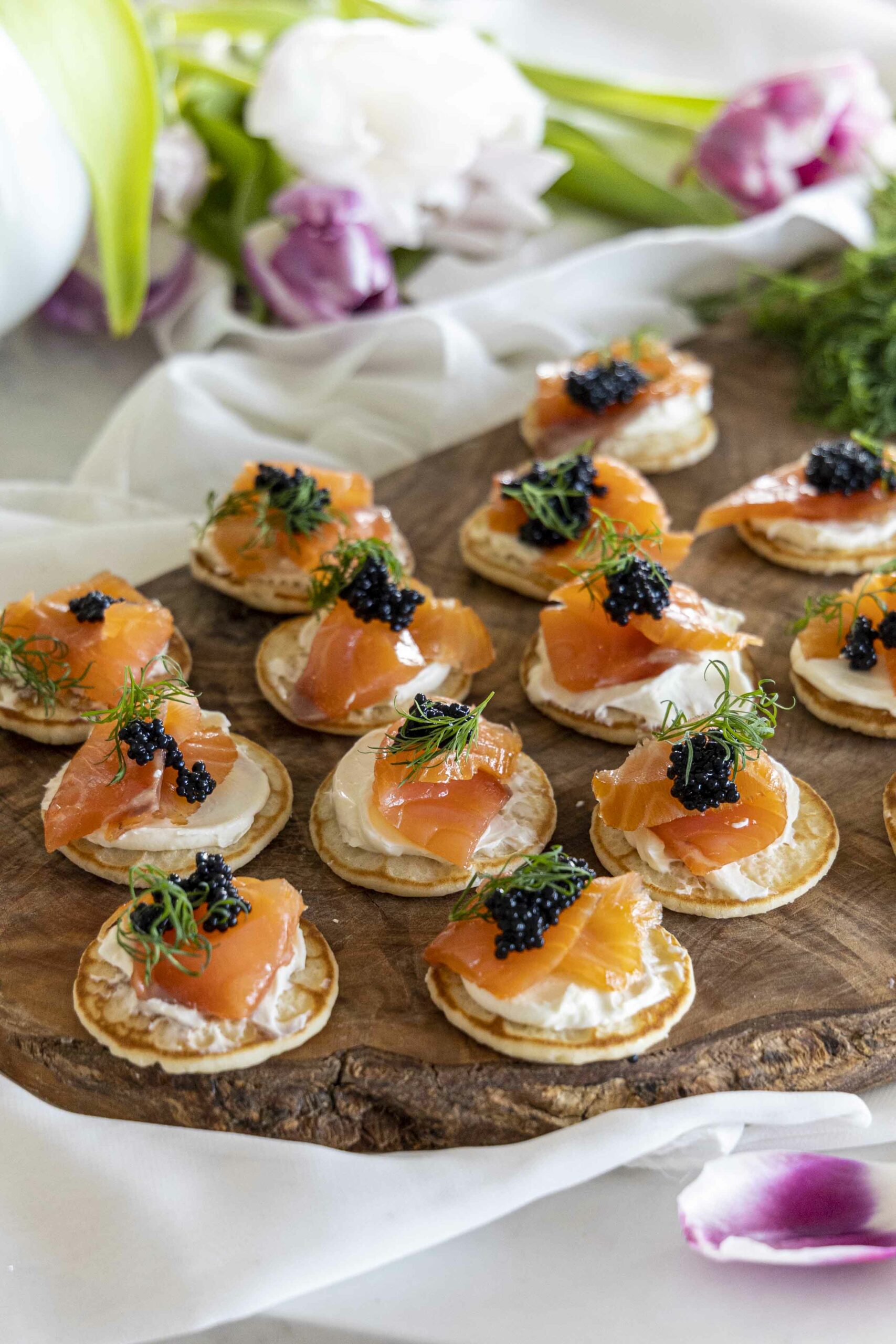 Blinis snittur með reyktum laxi og kavías 