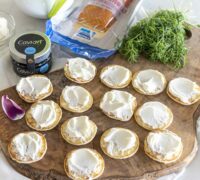 Blinis snittur með reyktum laxi og kavías