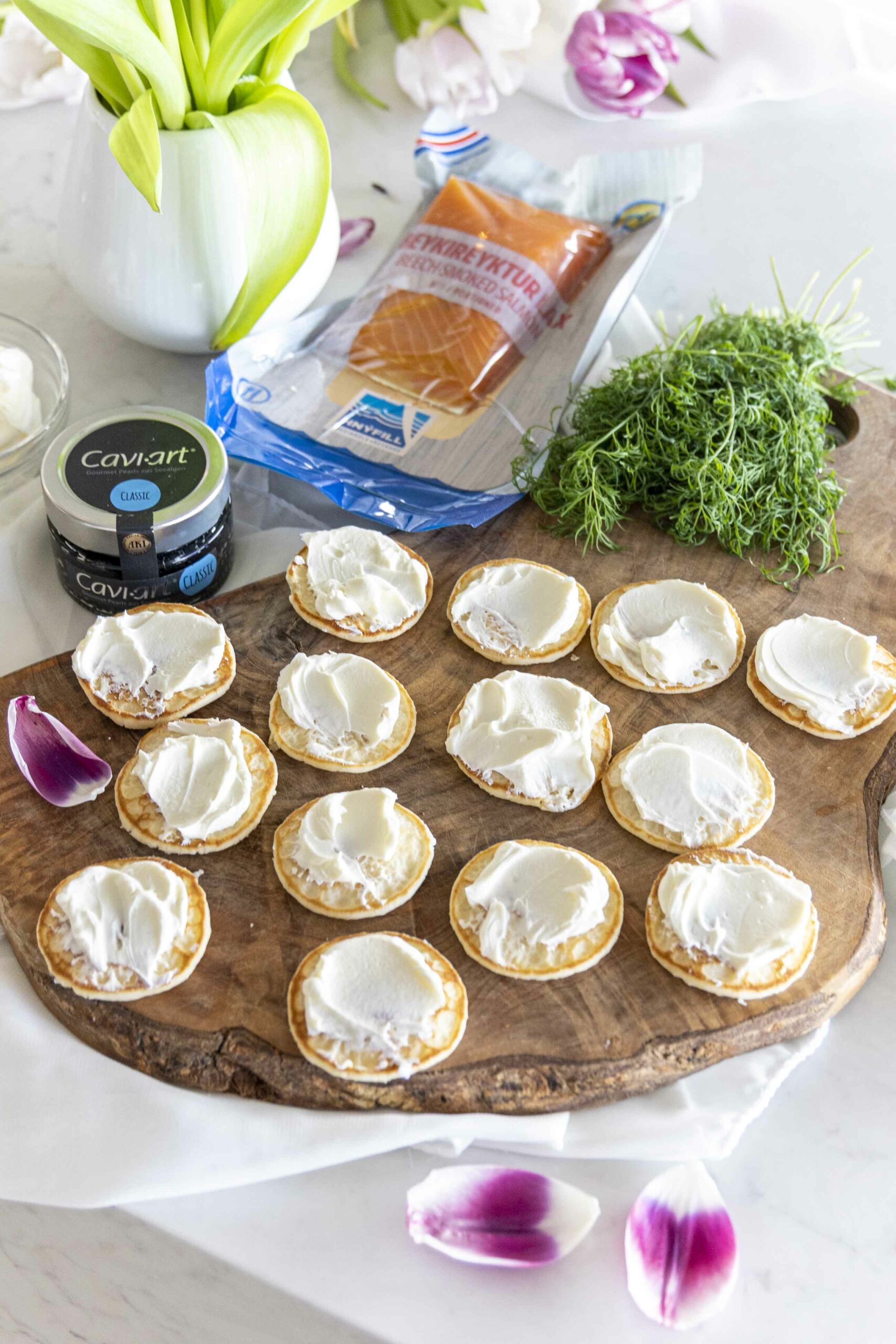 Blinis snittur með reyktum laxi og kavías 