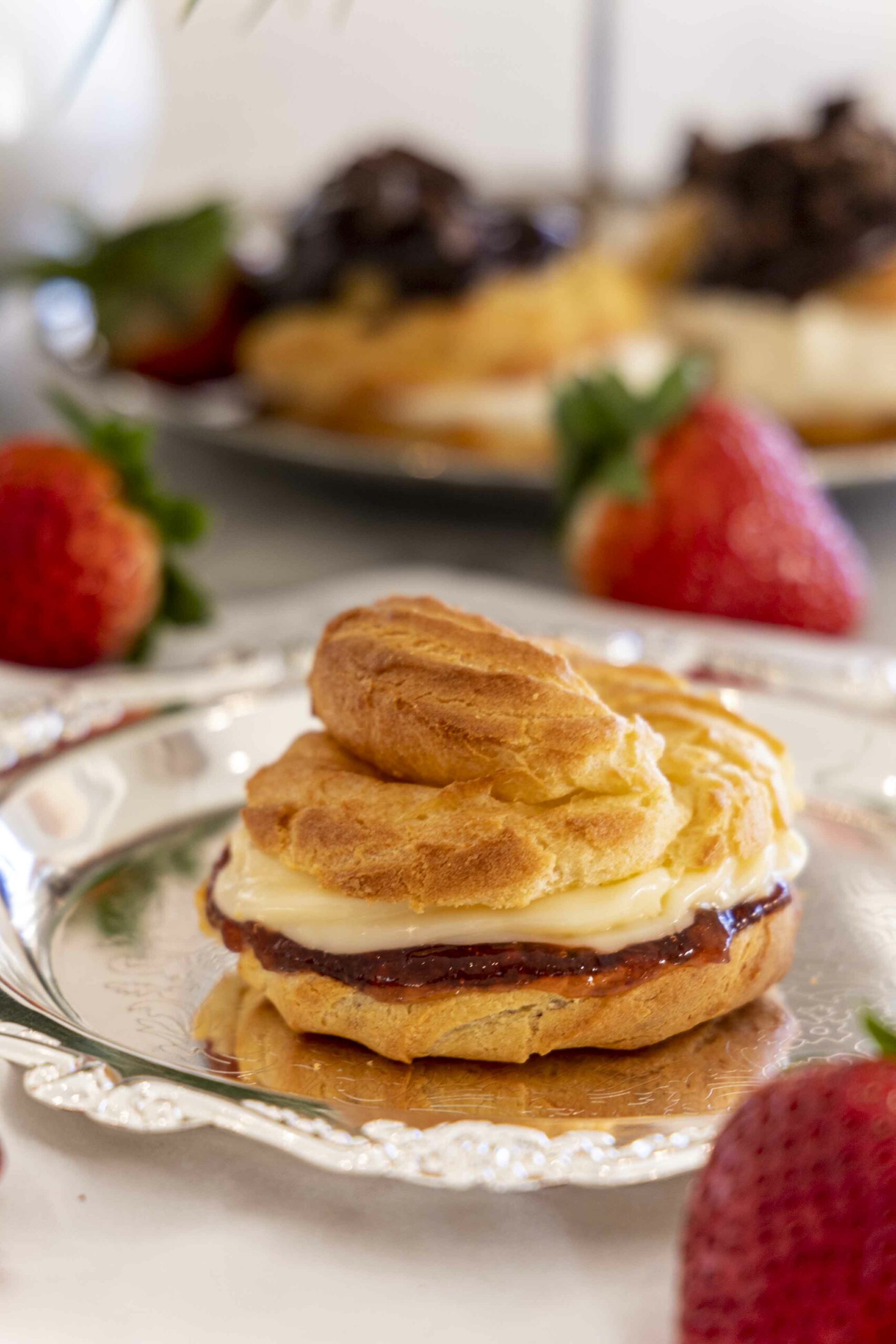 Vatnsdeigsbollur með vanillukremi og jarðaberjasultu