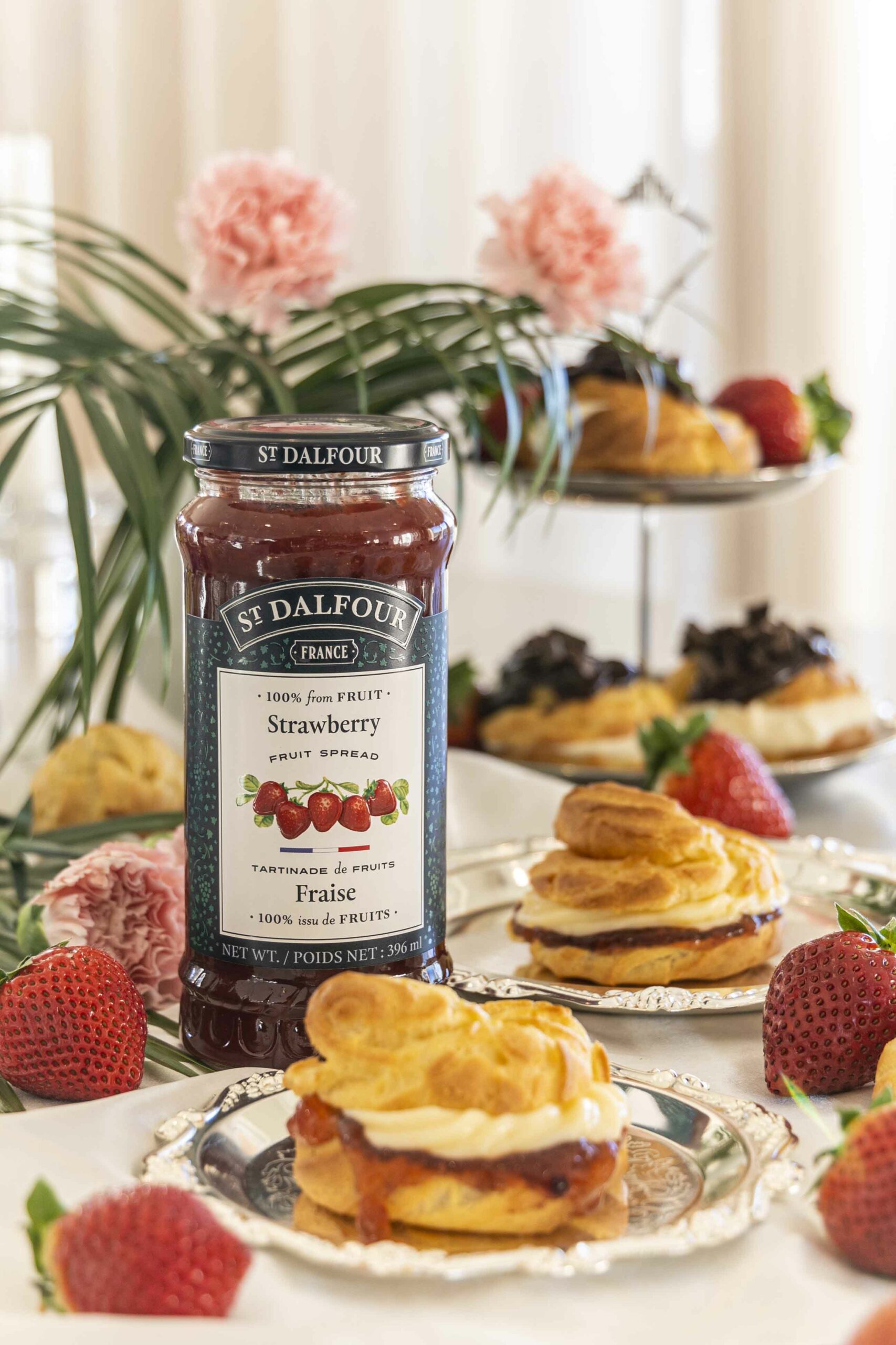 Vatnsdeigsbollur með vanillukremi og jarðaberjasultu