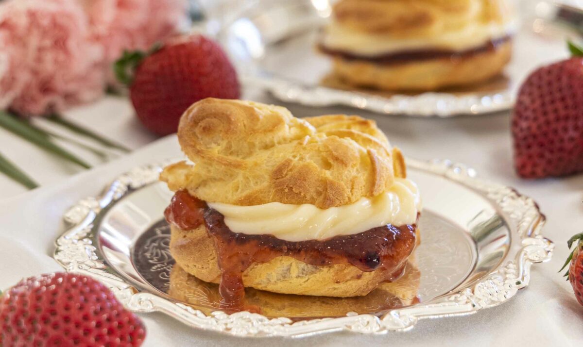 Vatnsdeigsbollur með vanillukremi og jarðaberjasultu