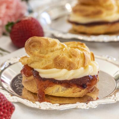 Vatnsdeigsbollur með vanillukremi og jarðaberjasultu