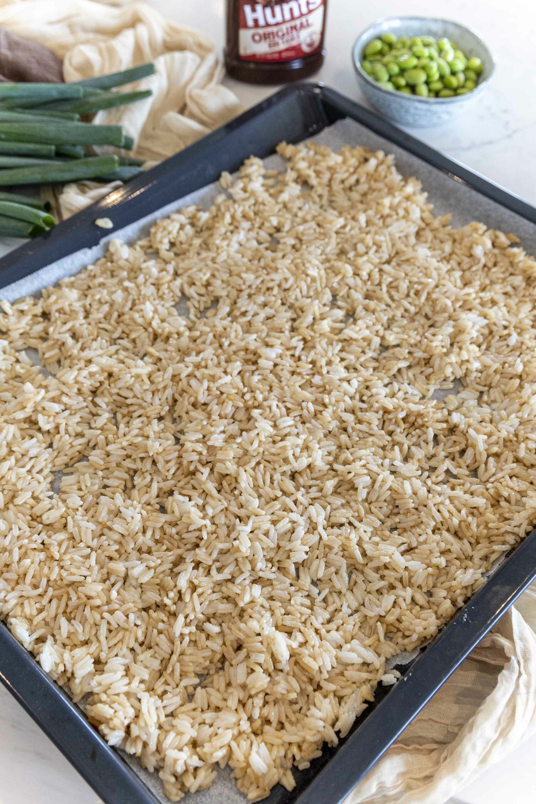 stökk hrísgjrjónaskál með bbq kjúklingi