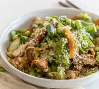 stökk hrísgjrjónaskál með bbq kjúklingi