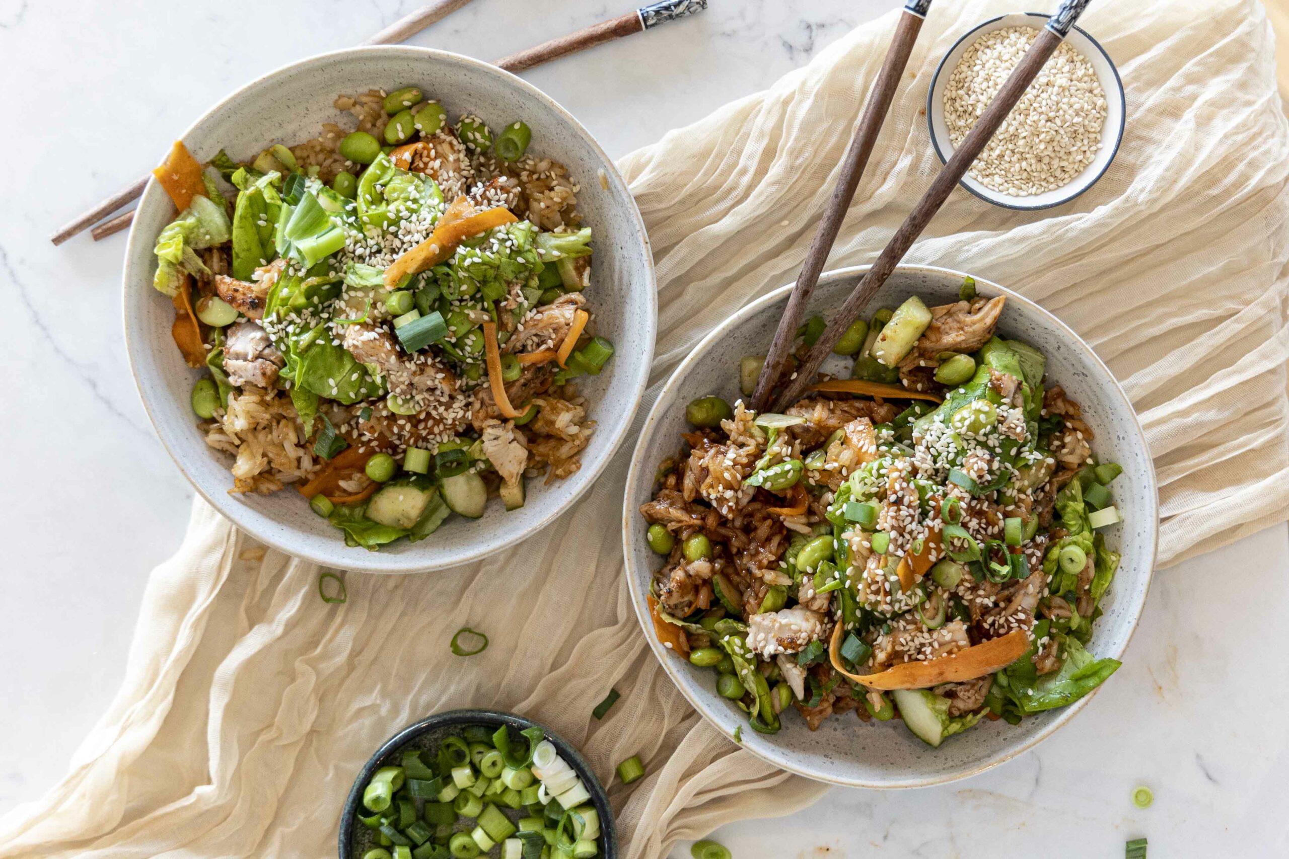 stökk hrísgjrjónaskál með bbq kjúklingi