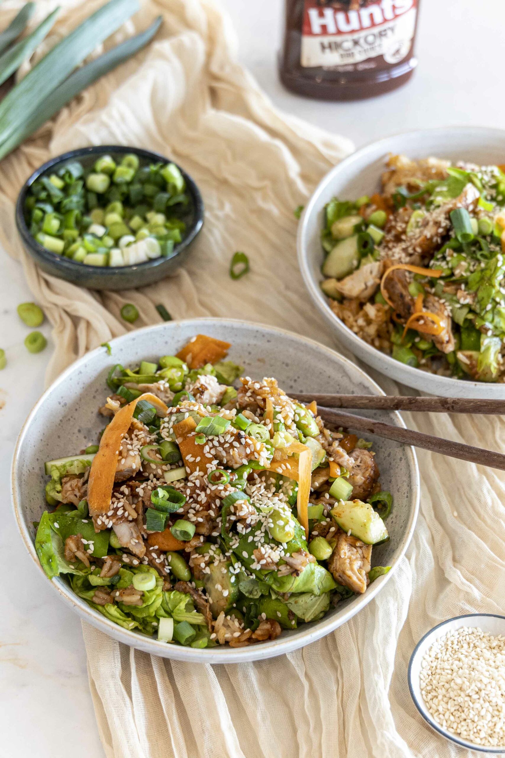 stökk hrísgjrjónaskál með bbq kjúklingi