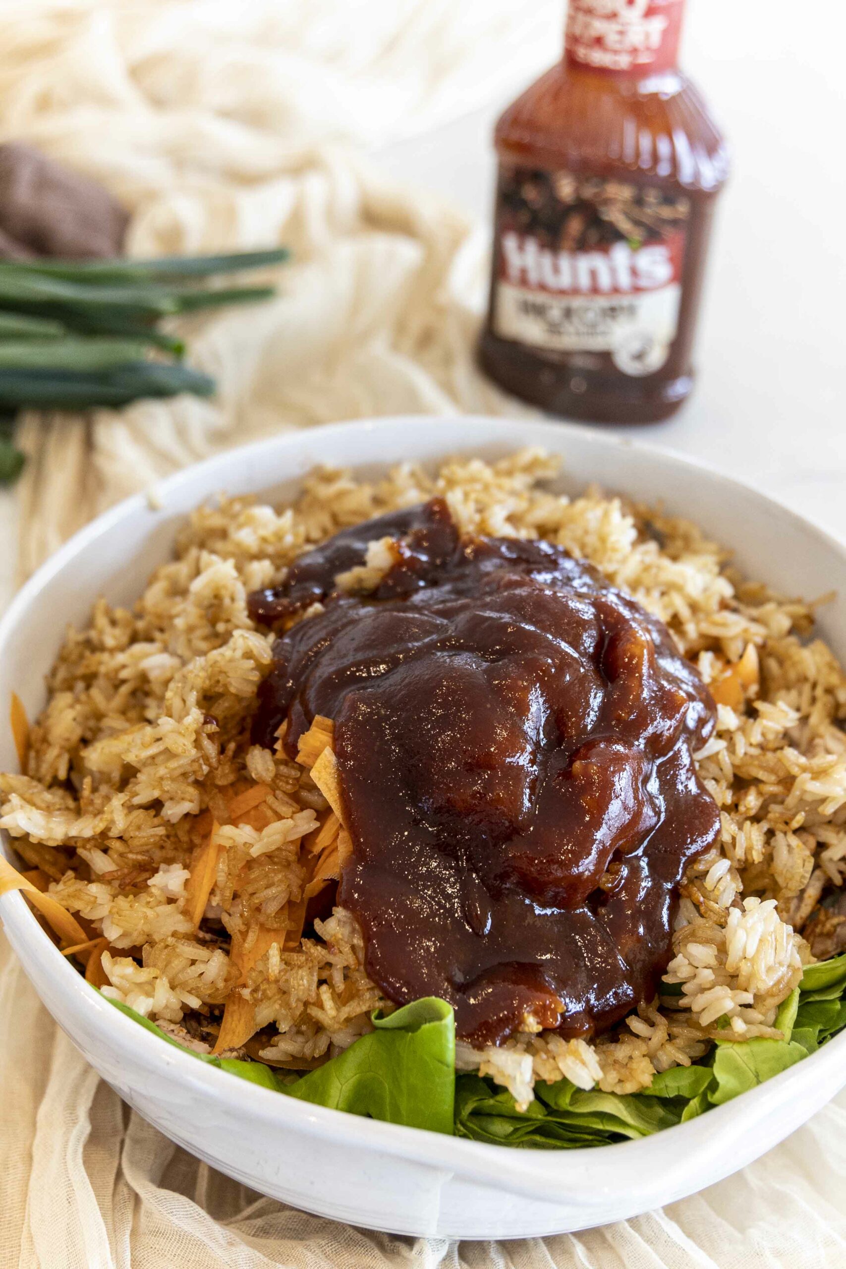 stökk hrísgjrjónaskál með bbq kjúklingi