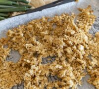 stökk hrísgjrjónaskál með bbq kjúklingi