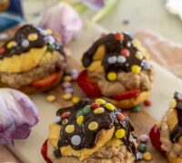 nammibollur - vatnsdeigsbollur með súkkulaðirjóma, eitt sett kurli, súkkilaðiperlum og mjúkum súkkulaðitoppi