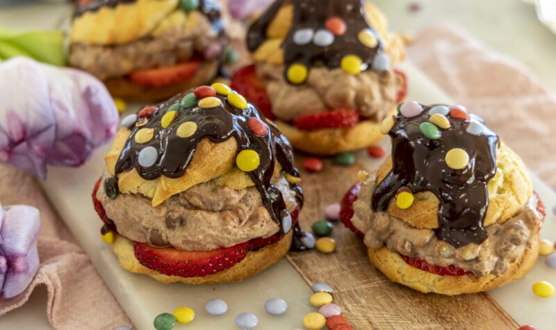 nammibollur - vatnsdeigsbollur með súkkulaðirjóma, eitt sett kurli, súkkilaðiperlum og mjúkum súkkulaðitoppi