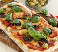 Pinsa pizza með svörtu pepperóní, ferskum mozzarella og basilíku