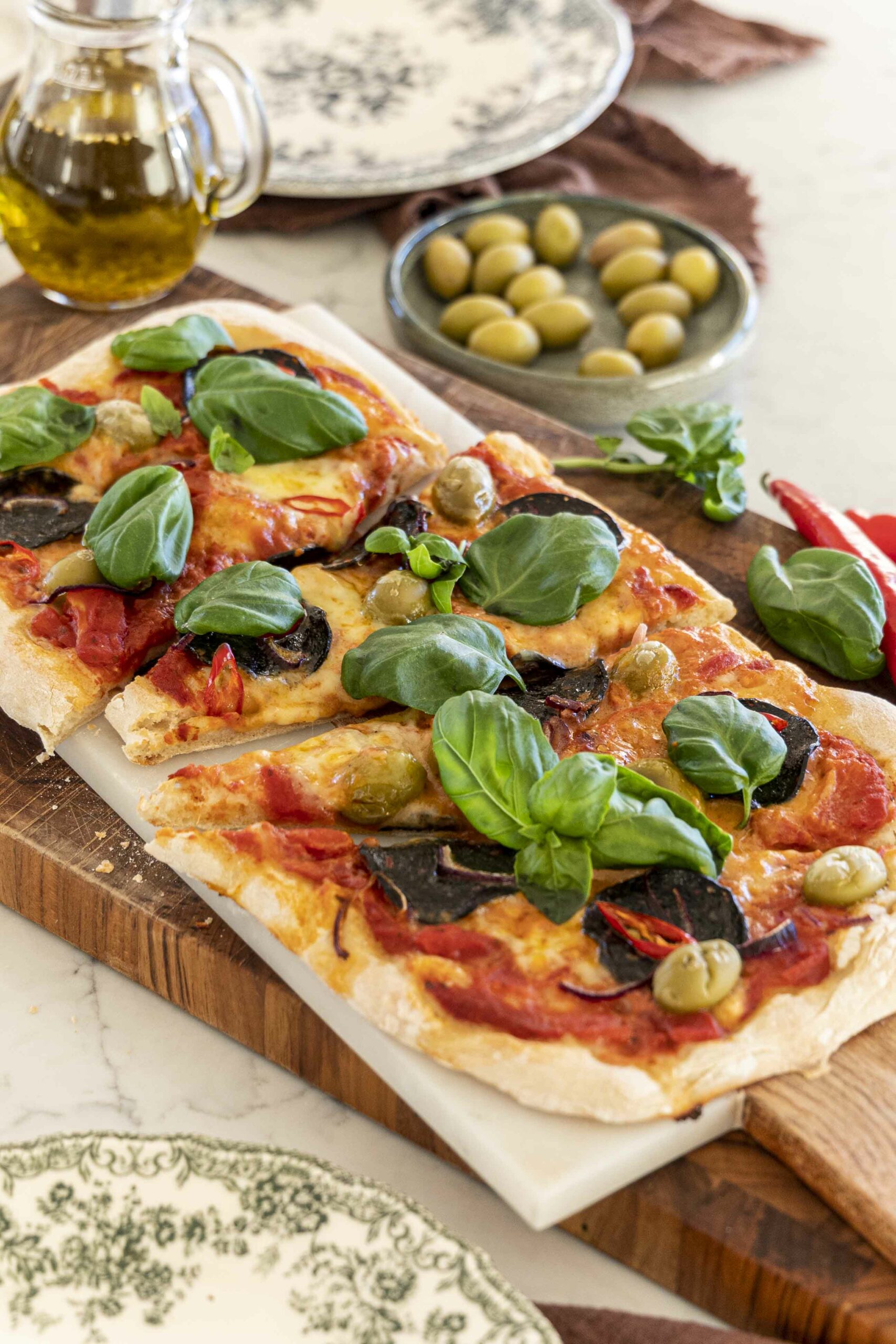 Pinsa pizza með svörtu pepperóní, ferskum mozzarella og basilíku