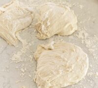 Pinsa pizza með svörtu pepperóní, ferskum mozzarella og basilíku