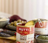 Pinsa pizza með svörtu pepperóní, ferskum mozzarella og basilíku