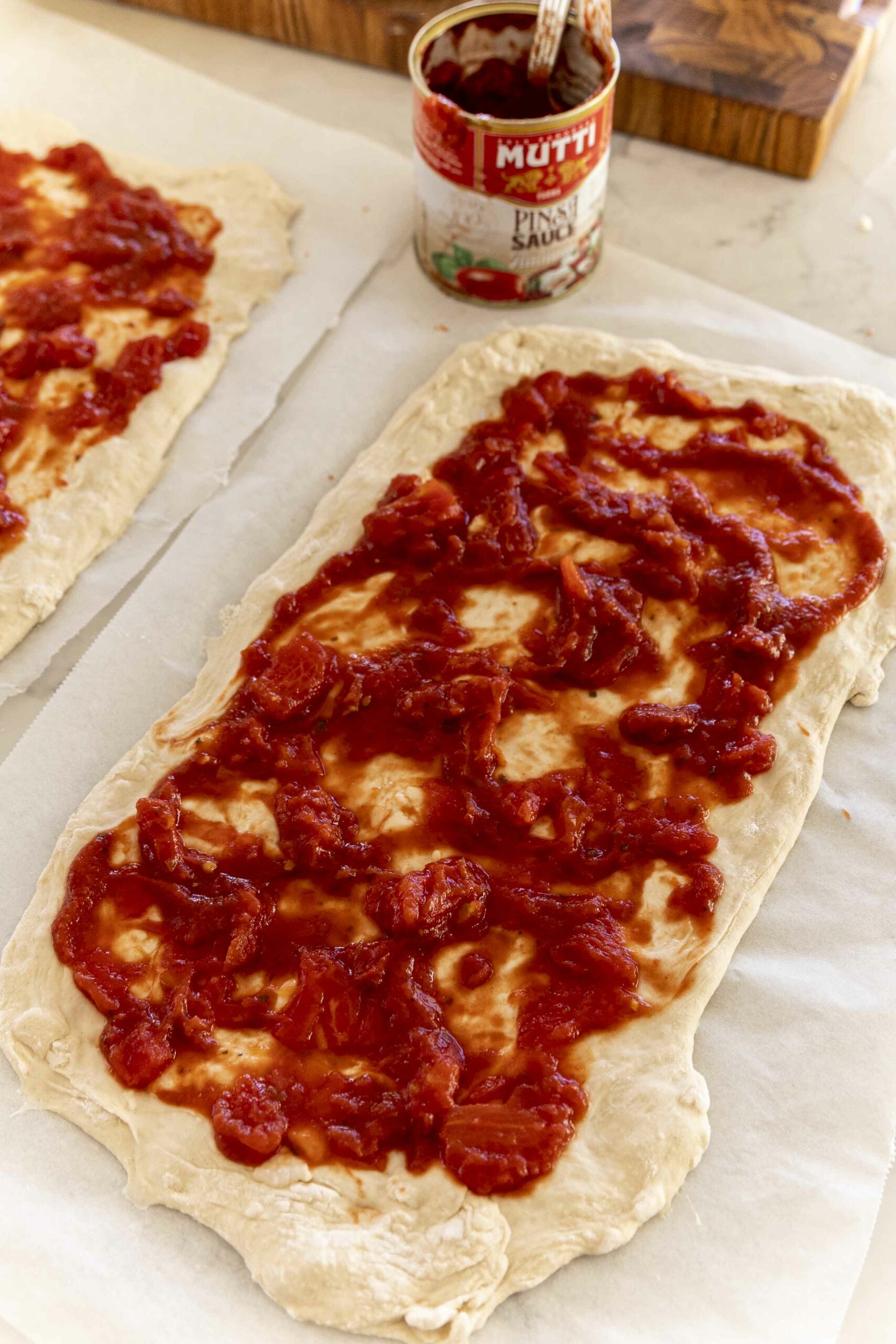 Pinsa pizza með svörtu pepperóní, ferskum mozzarella og basilíku