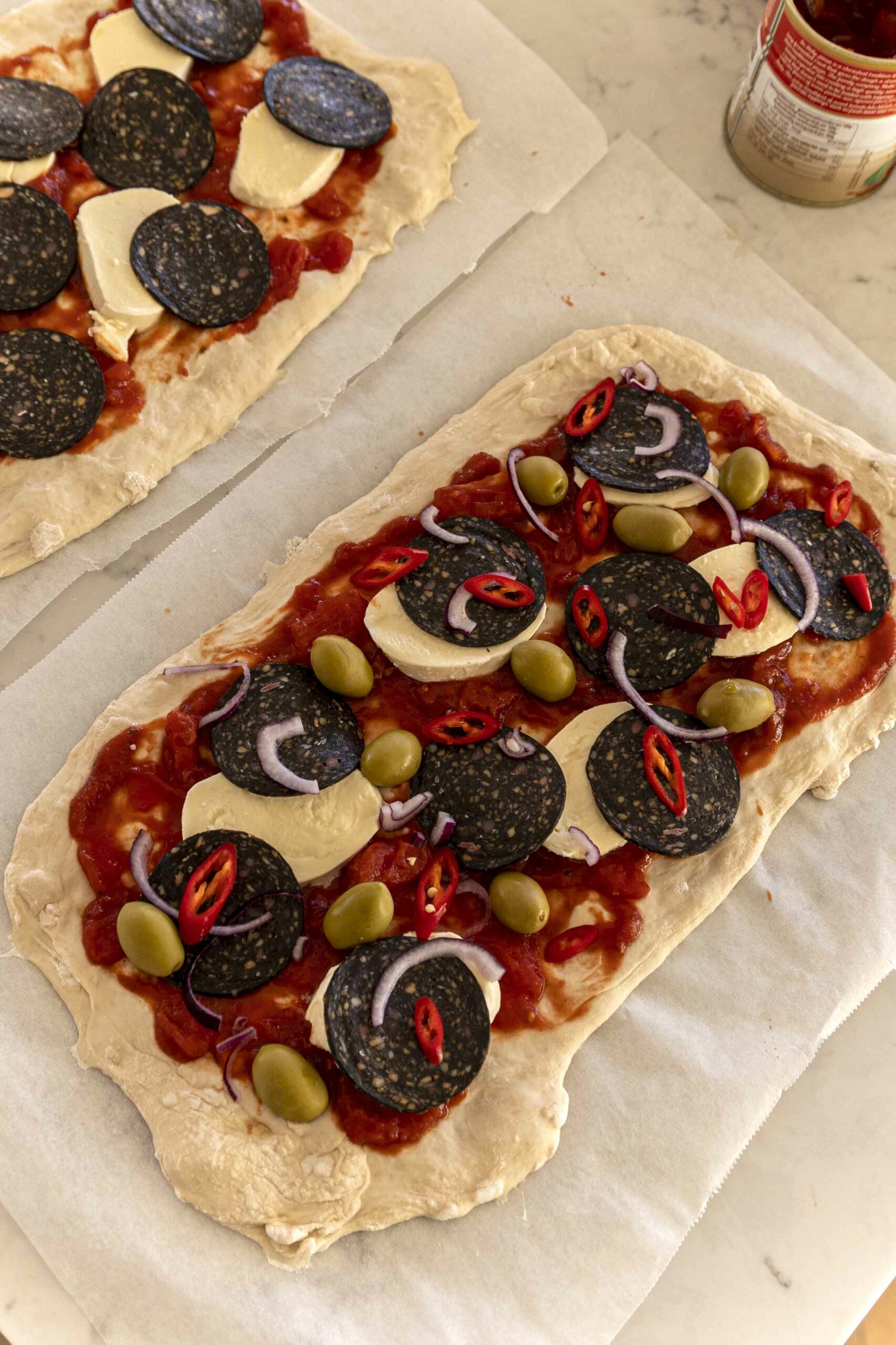 Pinsa pizza með svörtu pepperóní, ferskum mozzarella og basilíku