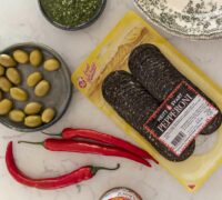 Pinsa pizza með svörtu pepperóní, ferskum mozzarella og basilíku