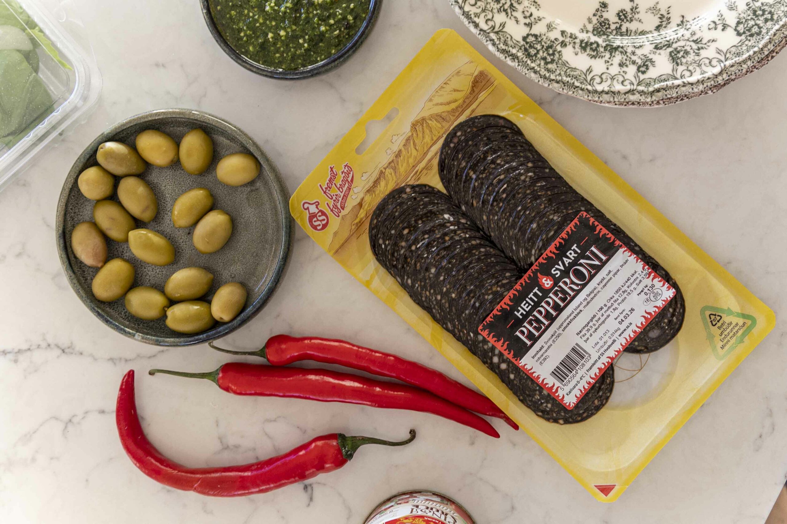 Pinsa pizza með svörtu pepperóní, ferskum mozzarella og basilíku