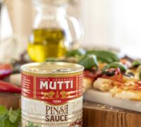 Pinsa pizza með svörtu pepperóní, ferskum mozzarella og basilíku