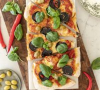 Pinsa pizza með svörtu pepperóní, ferskum mozzarella og basilíku