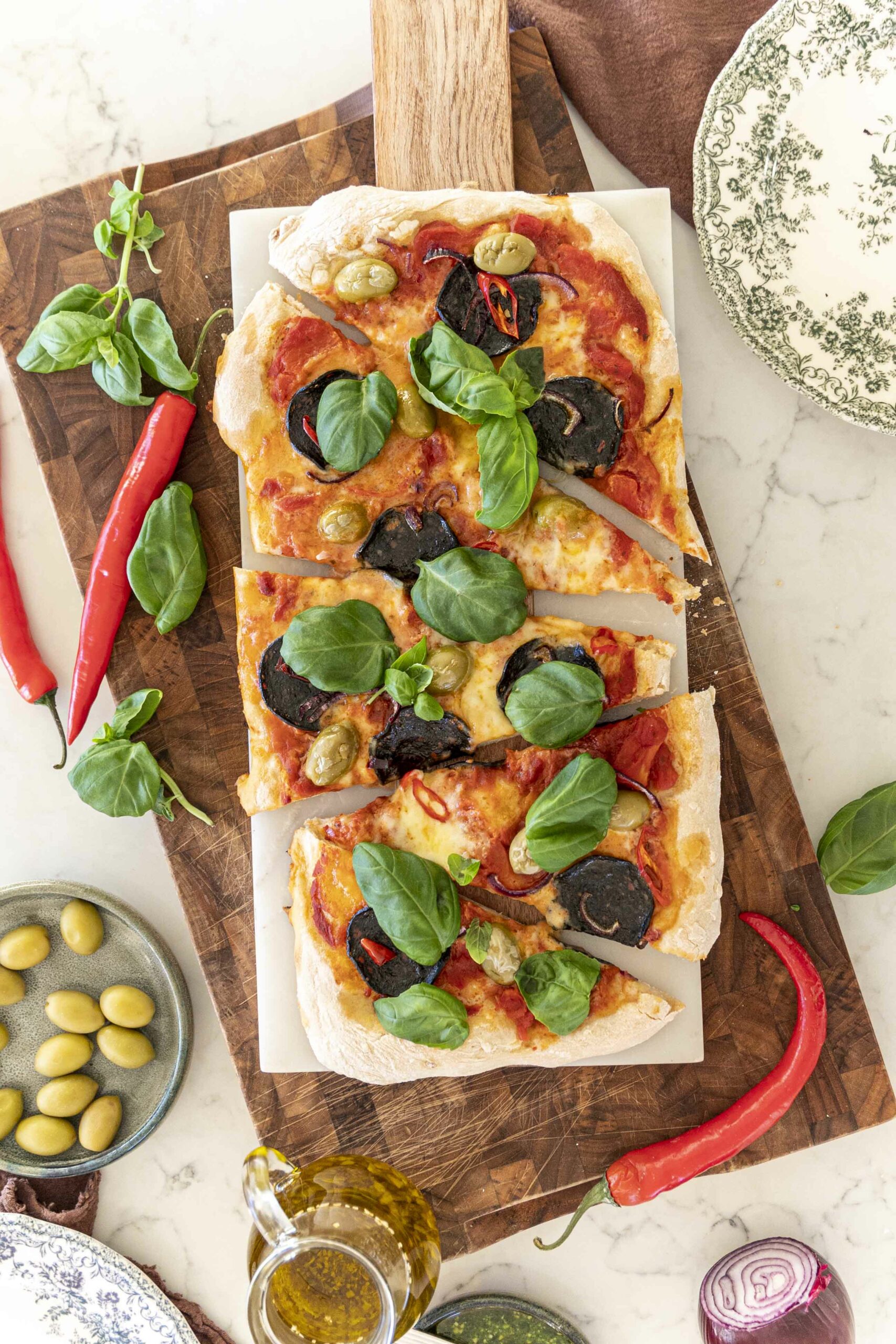 Pinsa pizza með svörtu pepperóní, ferskum mozzarella og basilíku