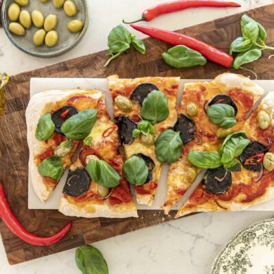 Pinsa pizza með svörtu pepperóní, ferskum mozzarella og basilíku