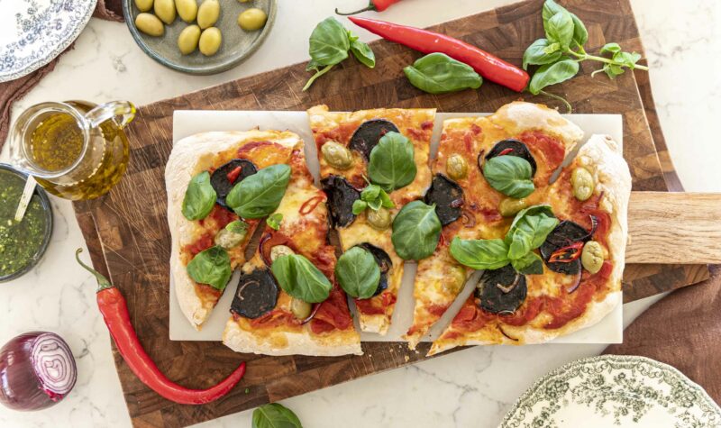 Pinsa pizza með svörtu pepperóní, ferskum mozzarella og basilíku