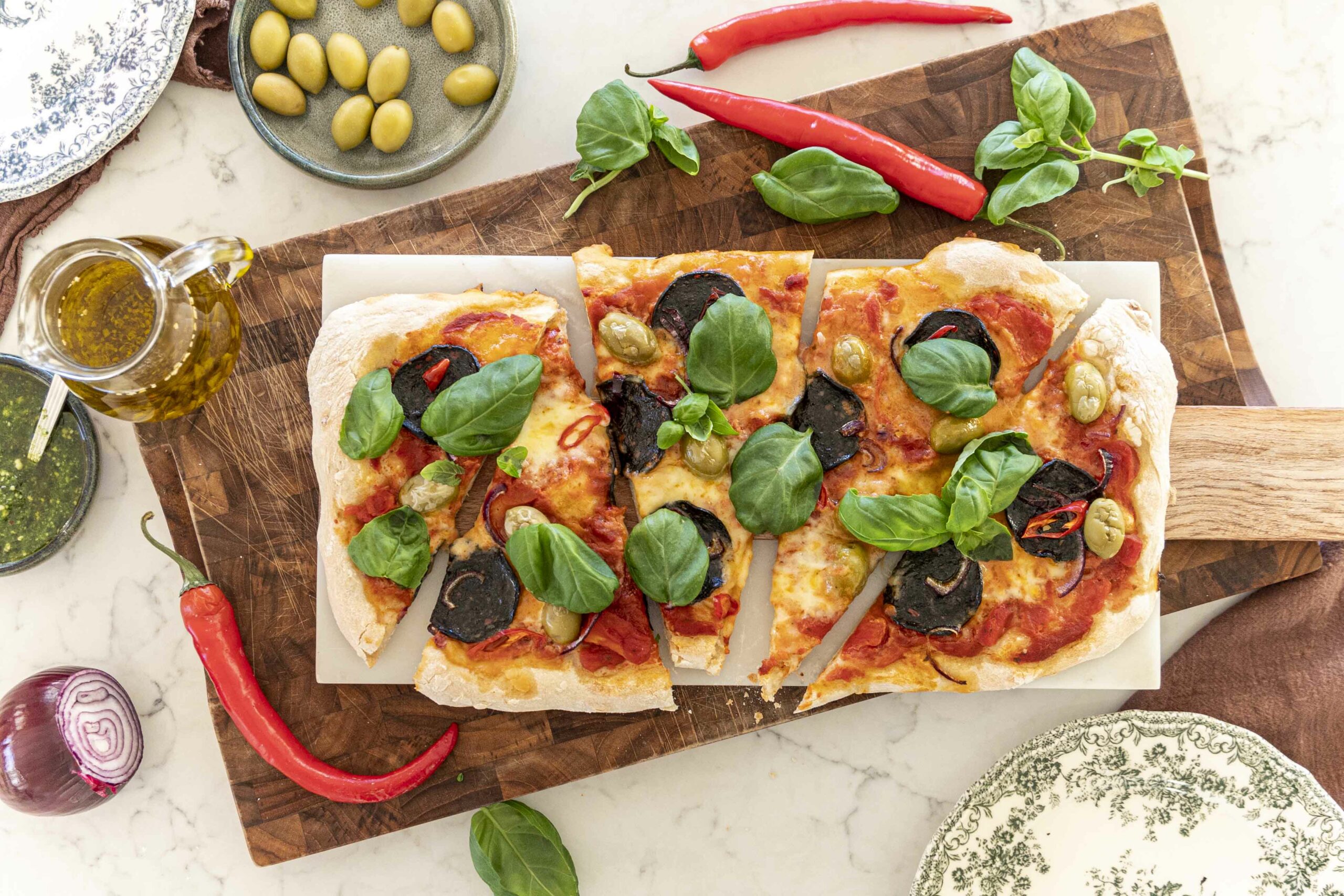 Pinsa pizza með svörtu pepperóní, ferskum mozzarella og basilíku