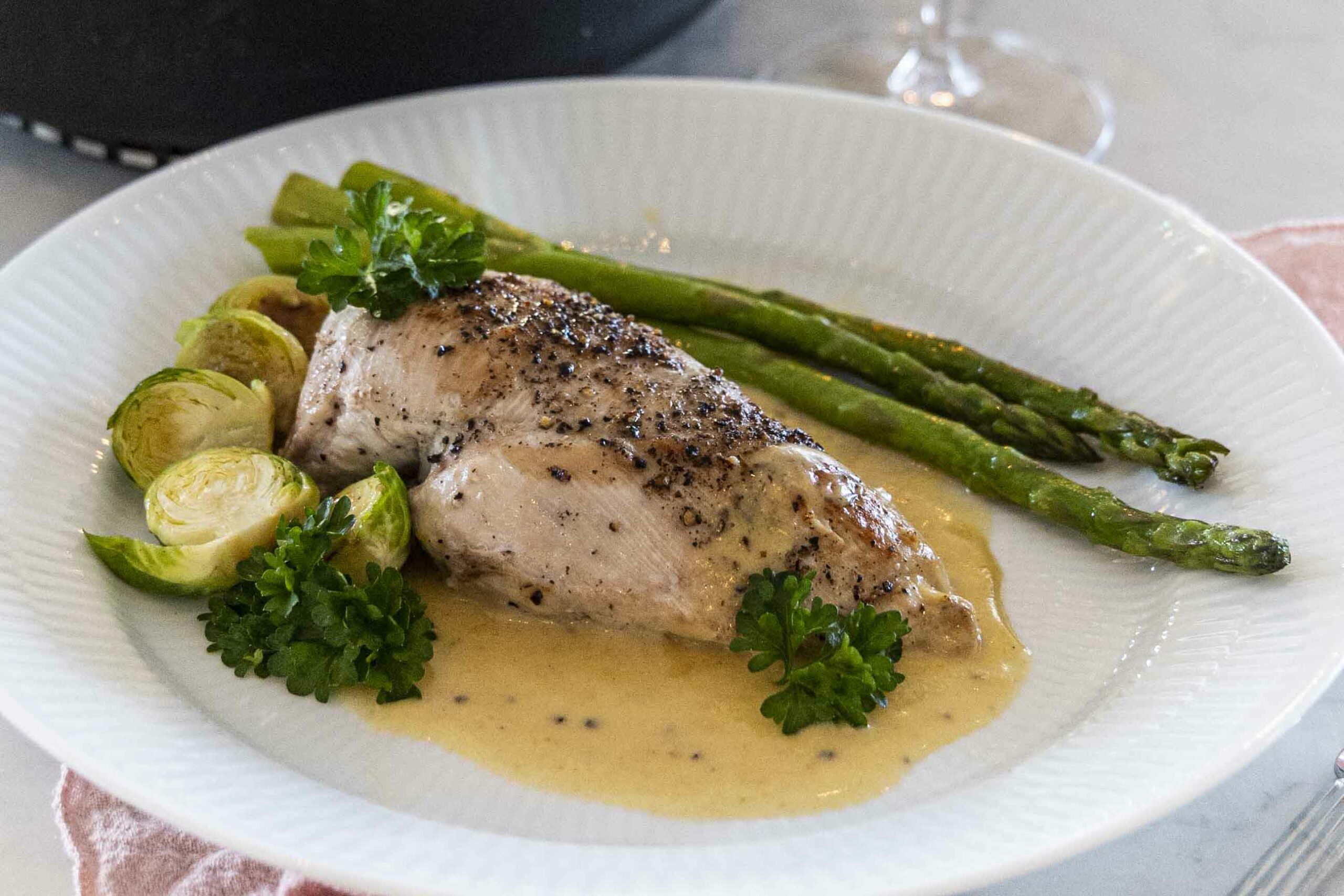 Kjúklingabringur í hvítvínsrjómasósu eins og í alvöru frönsku bistrói