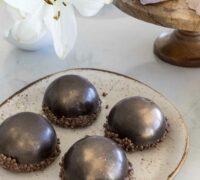 Ómótstæðileg súkkulaðibomba með karamellusúkkulaðimús