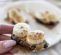 Finn crisp með döðlum, hnetusmjöri og banana